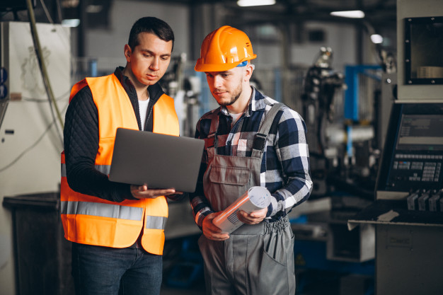 two-colleagues-factory_1303-14331